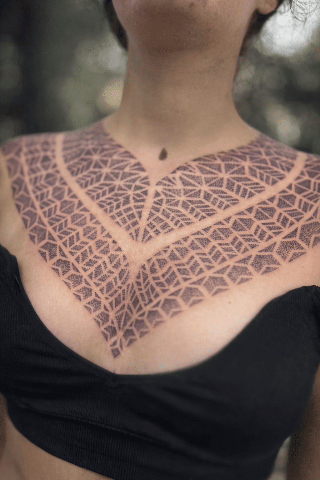 Tatuaje en escote de mujer realizado íntegramente en dotwork, realizado artesanalmente por la artista GuaciMara en Tinta Canaria Tattoo Studio, en Gran Canaria.
