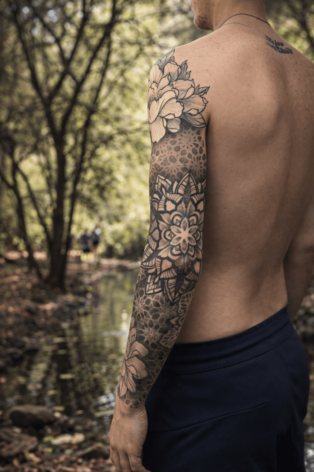 Tattoo de geometría y flores en hombre, realizado en técnica dotwork, diseño artístico de GuaciMara en Las Palmas de Gran Canaria