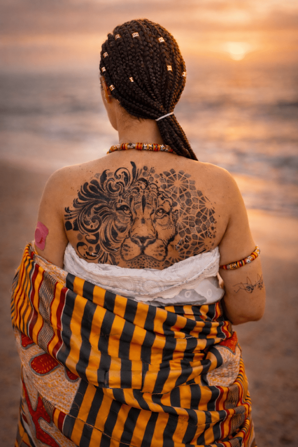 Tattoo de león geométrico y ornamental, en un proyecto de cover artesanal hecho en Las Palmas de Gran Canaria