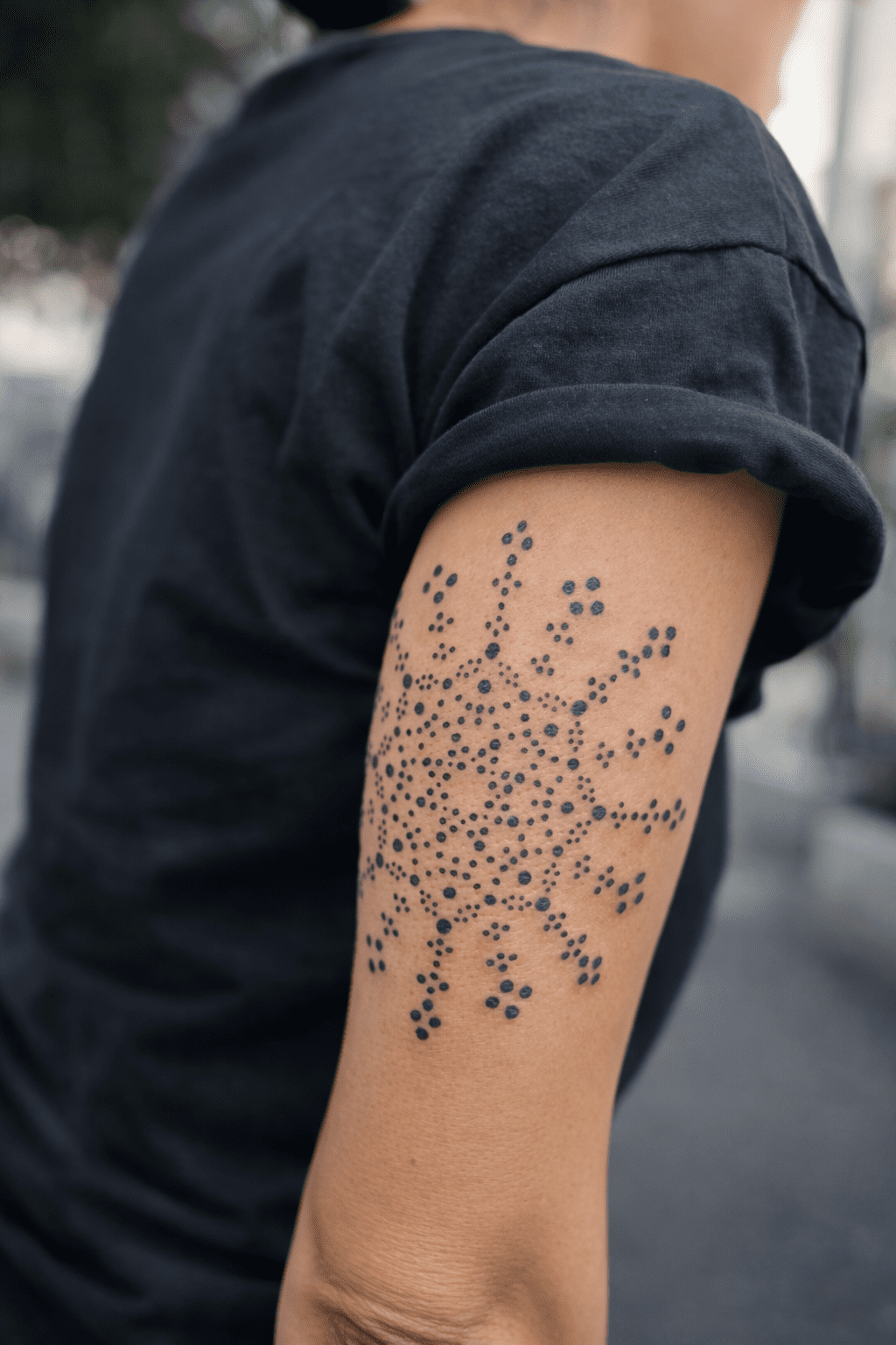 Tatuaje de mandala geométrico con puntos ornamentales, creación artesanal en Tinta Canaria Studio