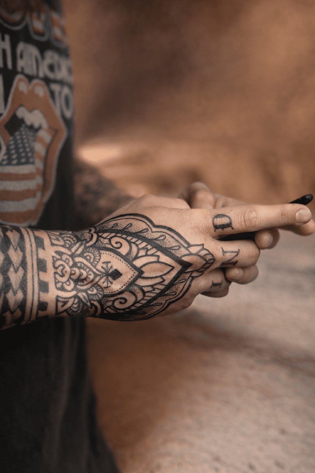 Tattoo de tribal hindú en la mano masculina, diseño realizado por la artista GuaciMara en Las Palmas