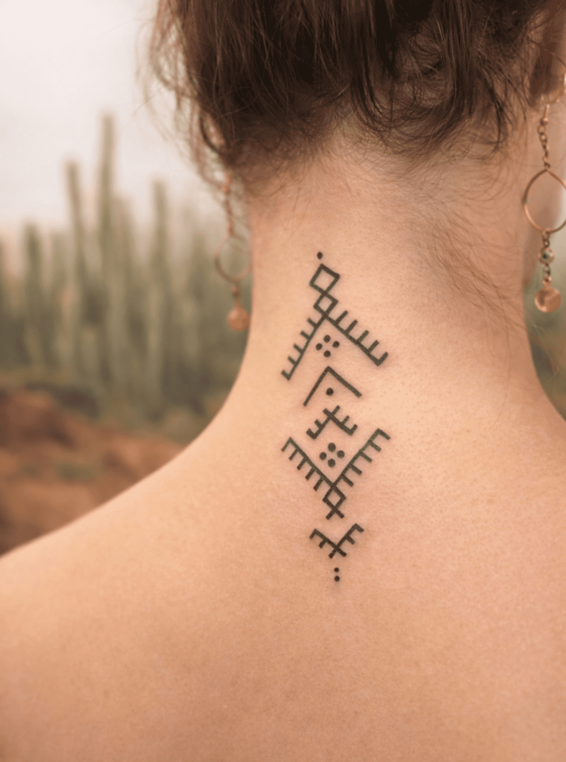 Tattoo tradicional bereber en cuello de mujer, diseño lineal realizado de forma artesanal en Canarias