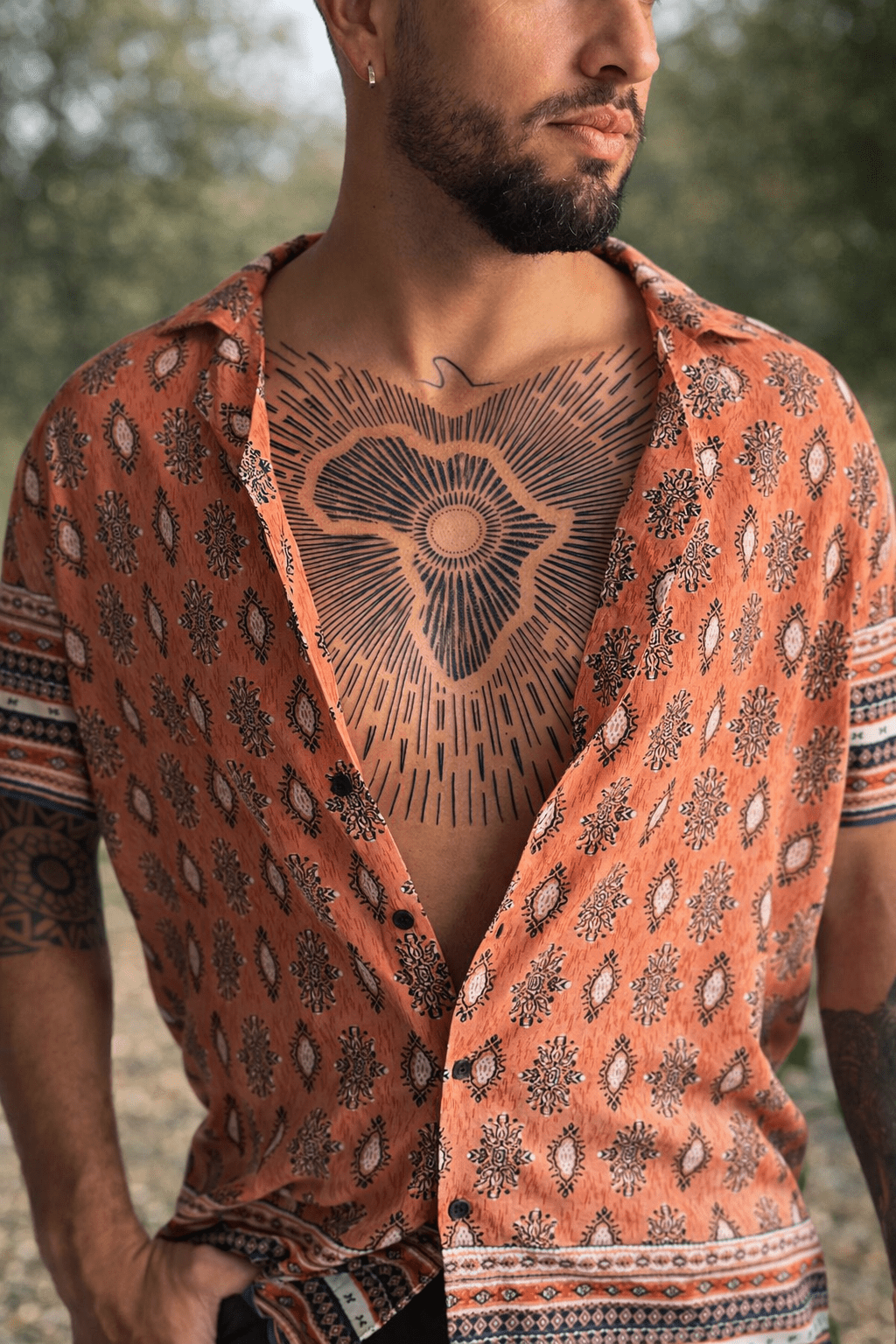 Tattoo hecho con técnica lineal y dotwork para pectoral masculino, con simbolismo de sonido expansivo africano, creación personalizada hecha en Gran Canaria