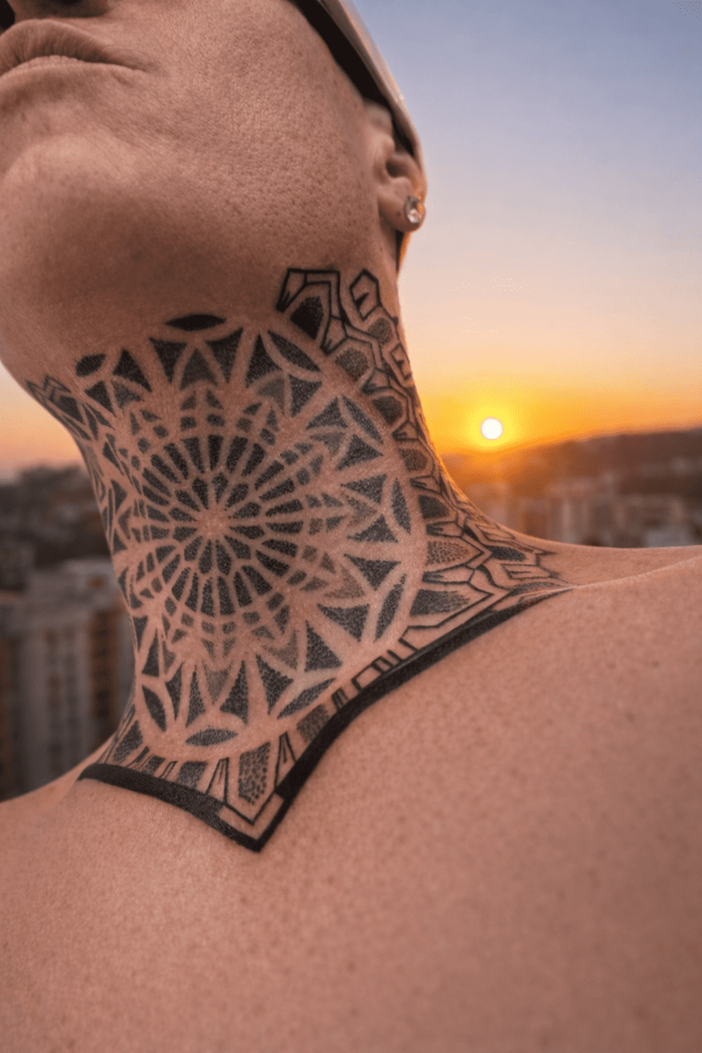 Cuello geométrico tatuado con mandala en Chakra Garganta, diseño artístico creado por GuaciMara en Gran Canaria